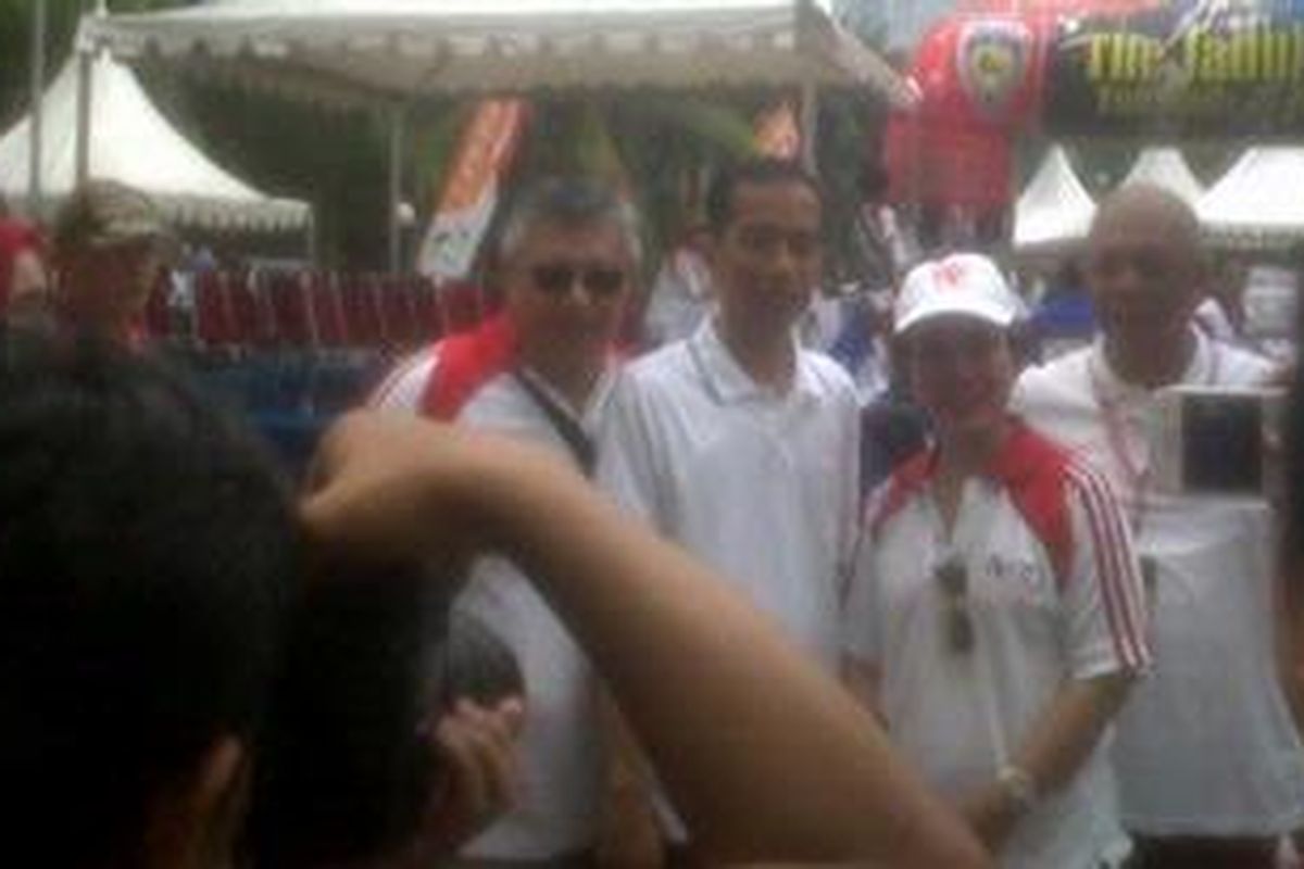 Gubernur DKI Jakarta, Joko Widodo 'ditodong' oleh para pejabat dan sosialita Indonesia untuk berfoto bersama. Hal ini dilakukannya saat melepas keberangkatan Fun Rally The Jadul Metropolitan, di Hotel Sultan, Jakarta, Minggu, (21/10/2012). 