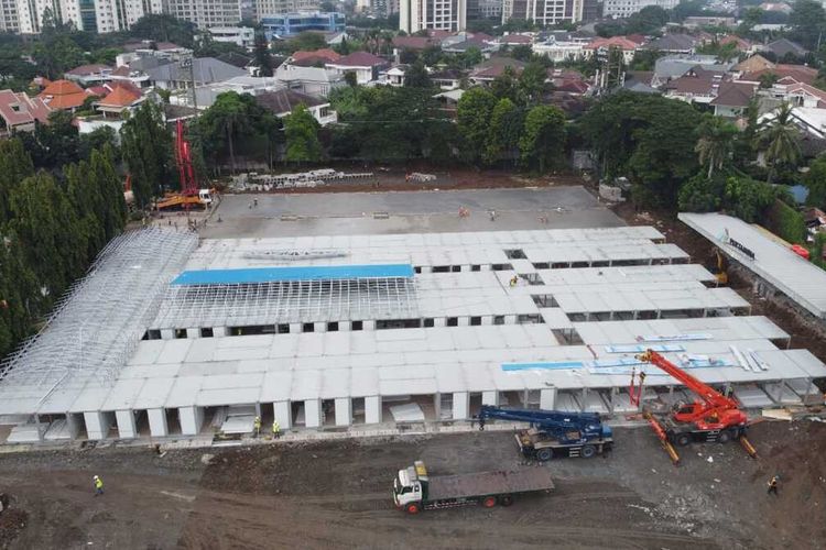 Proses pembangunan RS darurat Covid-19 di Lapangan Simprug, Jakarta Selatan