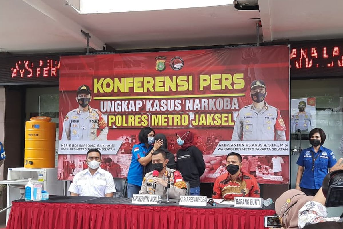 Kapolres Metro Jakarta Kombes Budi Sartono, menjelaskan penangkapan Ratna Fairuz atau Iyut Bing Slamet dilakukan di rumahnya di kawasan Kramat Sentiong, Jakarta Pusat.