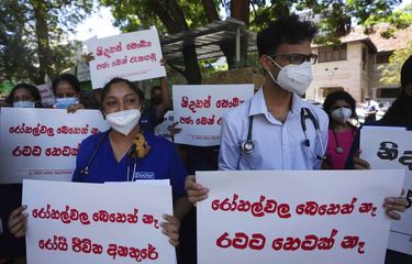 Dokter pemerintah Sri Lanka memprotes pemerintah di dekat rumah sakit nasional di Kolombo, Sri Lanka, Rabu, 6 April 2022. 