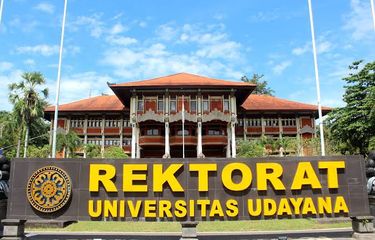 Universitas Udayana, Bali. Seorang mahasiswa Unud tewas di kampus karena jatuh dari lantai empat salah satu gedung. Diduga ia menjadi korban perundungan.