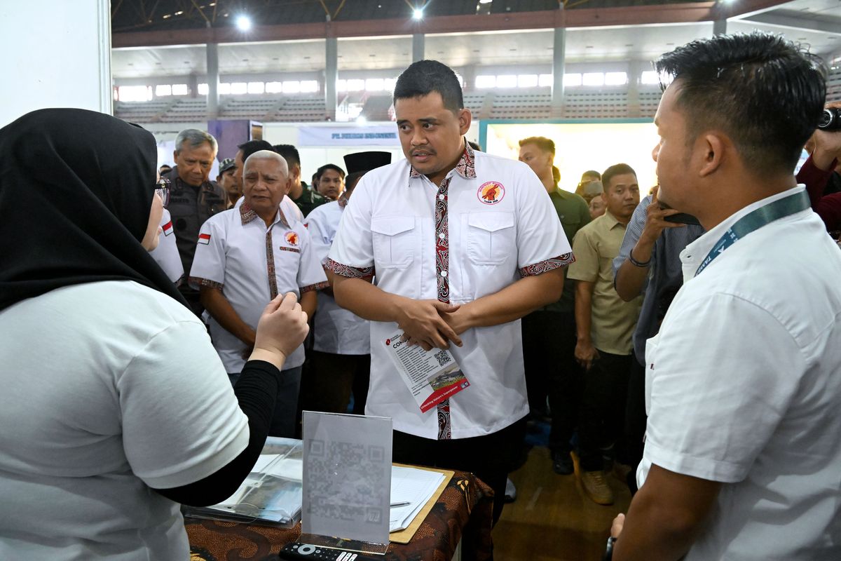 Gubernur Sumut Bobby Nasution bersama Wakil Gubernur Sumut Surya menghadiri Peringatan Hari Buruh Internasional atau May Day Fair 2025 yang diselenggarakan di Gedung Serba Guna Pemprov Sumut, Jalan Williem Iskandar, Deliserdang, Kamis (1/5/2025).