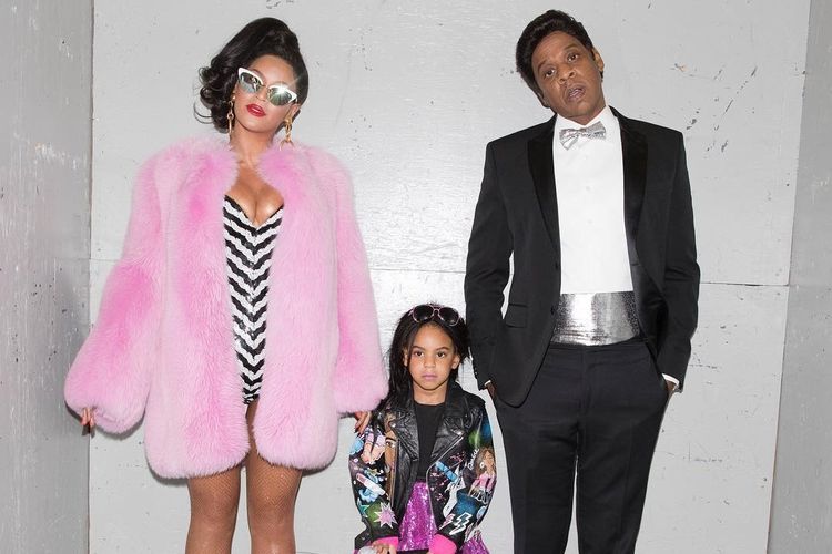 Beyonce (paling kiri) bersama suaminya Jay-Z dan putrinya Blue Ivy.