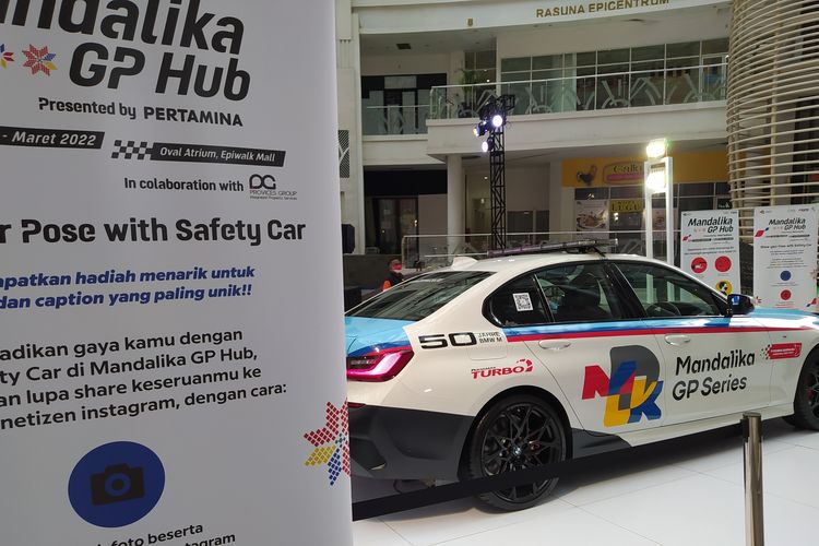 Mobil keselamatan yang dipajang di lokasi Mandalika GP Hub di Rasuna Epicentrum, Rasuna Said Jakarta Selatan.  

Mandalika GP Hub dibuka untuk umum pada 8-20 Maret 2022.