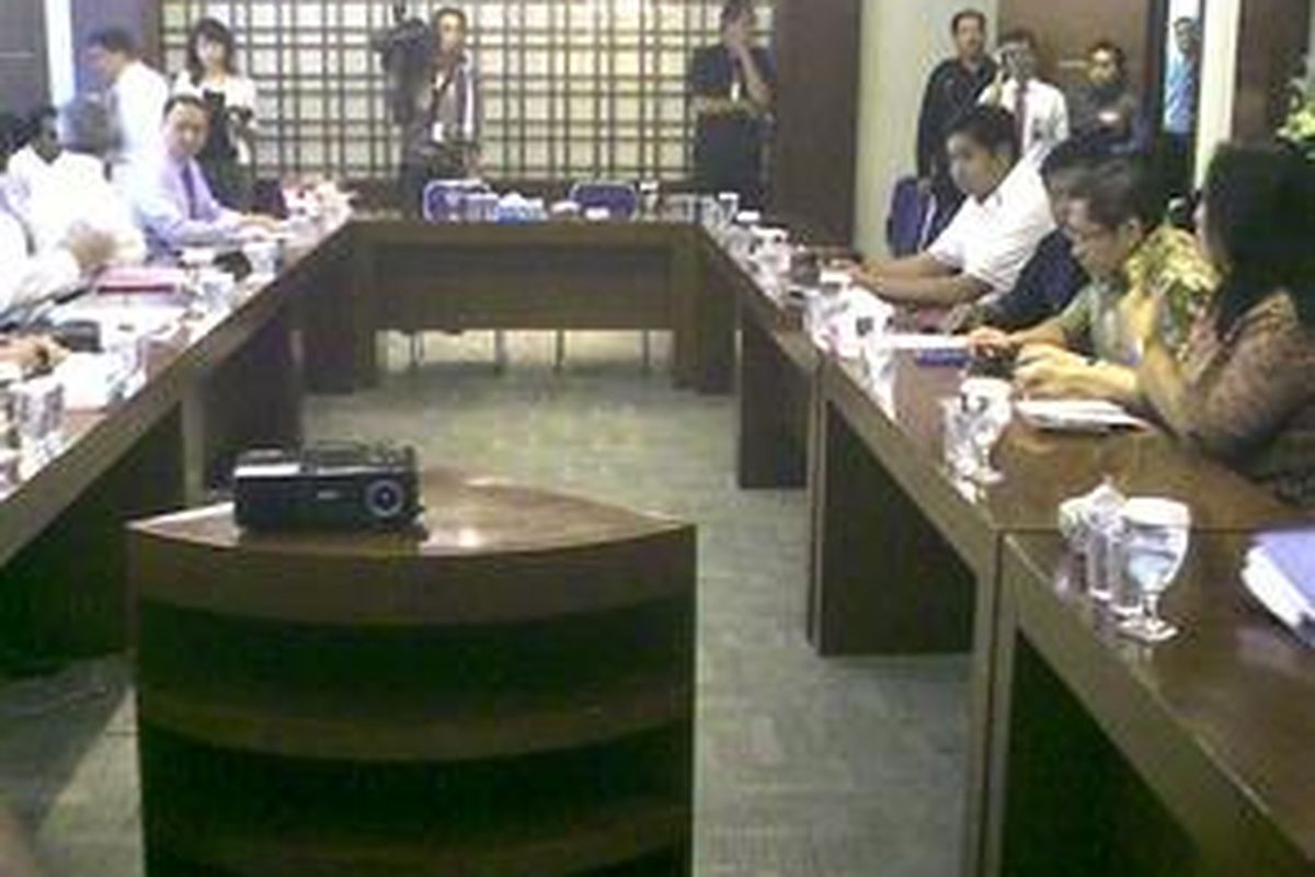 Tim Investigasi Jakarta Pansus Angket Kasus Bank Century melakukan investigasi lapangan di Bank Mutiara (eks Bank Century) cabang Senayan, Jakarta Selatan, Senin (15/2/2010).