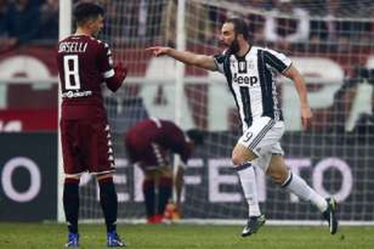 Gonzalo Higuain merayakan gol pertama Juventus ke gawang Torino pada pertandingan Serie A di Olimpico Turin, Minggu (11/12/2016).