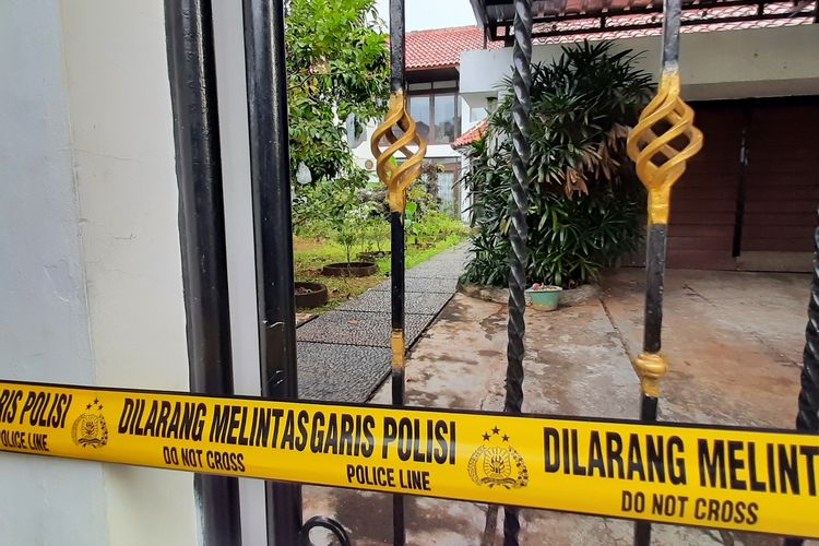 Jajaran Kepolisian Resor (Polres) Jakarta Timur dan Pusat Laboratorium Forensik (Puslabfor) Polri telah melakukan olah tempat kejadian perkara (TKP) kasus sekeluarga tewas di dalam sebuah kamar mandi di rumah di Jalan Pulomas Barat 12, Kayu Putih, Pulogadung, Jakarta Timur. Foto diambil pada Selasa (22/3/2022).