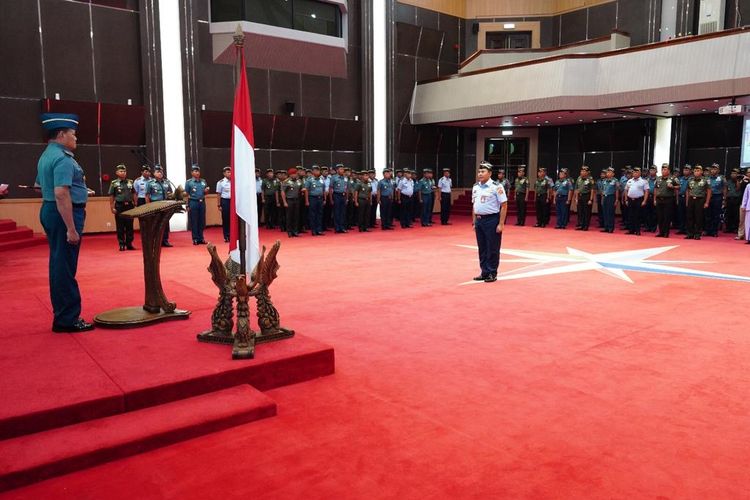 Sebanyak 33 perwira tinggi (pati) TNI dari tiga matra mengalami kenaikan pangkat.  Laporan korp kenaikan pangkat 33 pati itu diterima langsung oleh Panglima TNI Laksamana Yudo Margono di Mabes TNI, Cilangkap, Jakarta Timur, Jumat (22/9/2023).