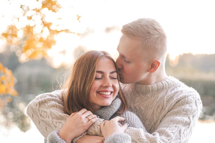 Meningkatkan kualitas hubungan dengan pasangan adalah salah satu manfaat ciuman untuk kesehatan.