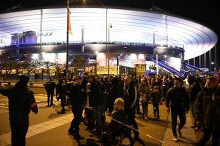 Suasana di sekitar Stade de France seusai laga Perancis vs Jerman yang mendapatkan teror bom, Jumat (13/11/2015). 