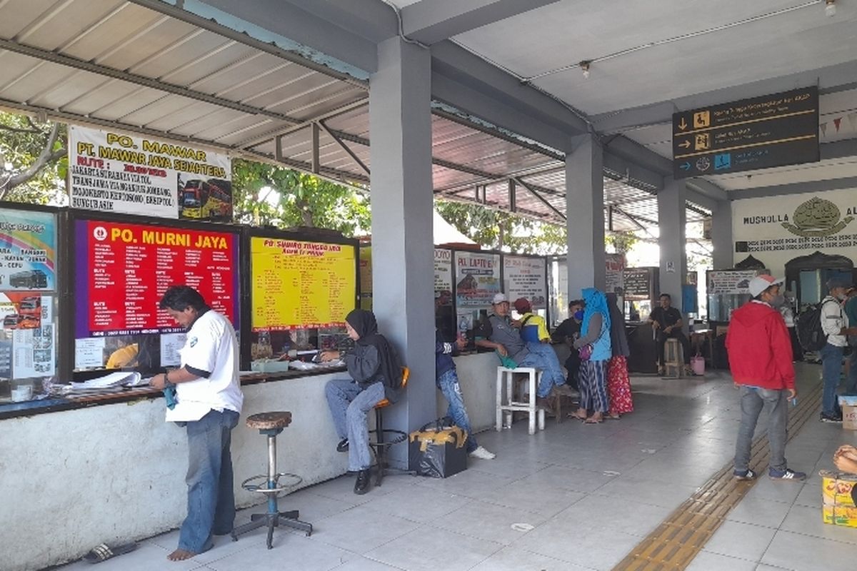 Suasana loket tiketing PO bus di Terminal Tanjung Priok, Jakarta Utara, Rabu (27/4/2022). Pada mudik Lebaran 2022 ini, PO bus di terminal tersebut mengalami kenaikan jumlah signifikan hingga 70 persen.
