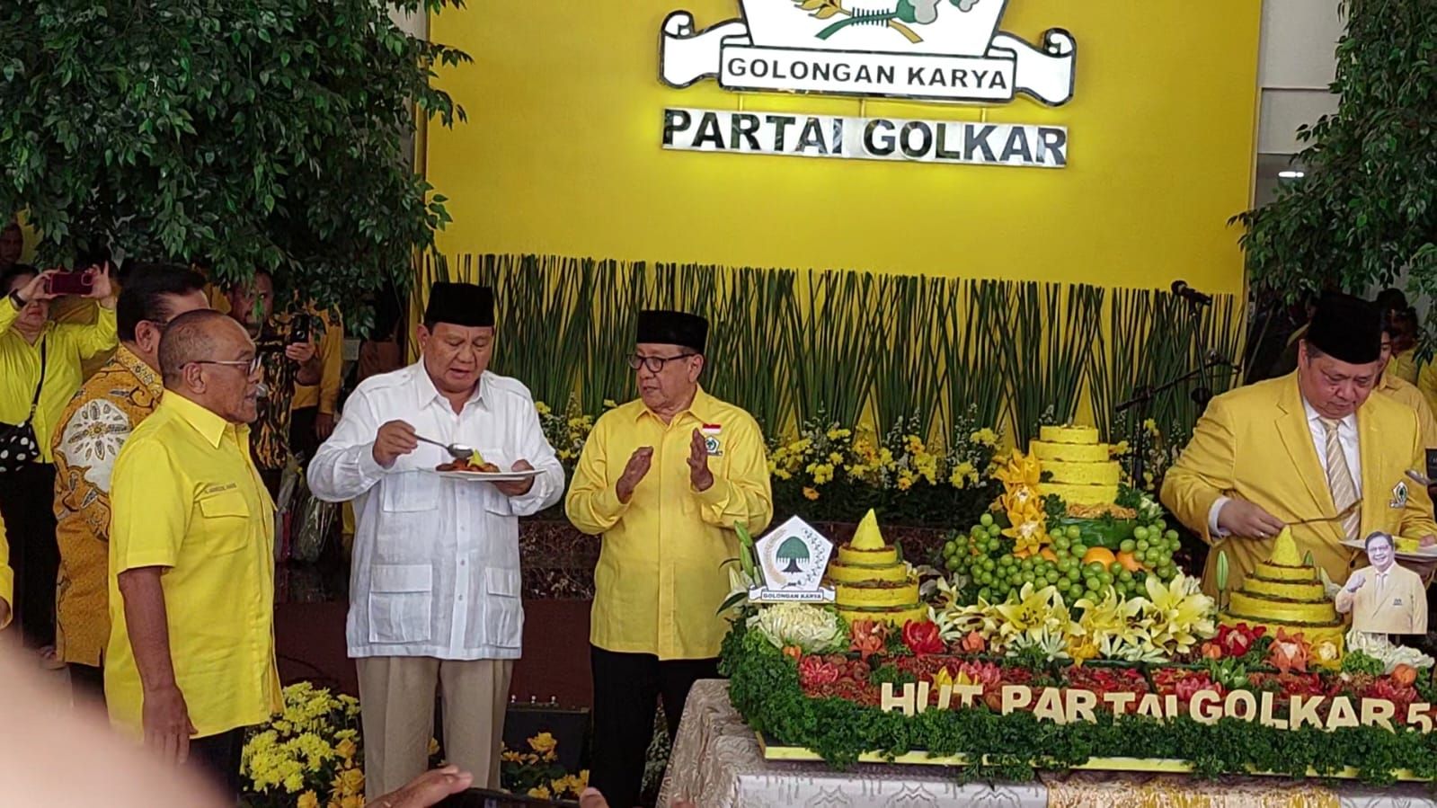 Prabowo Dapat Potongan Tumpeng Pertama dari Akbar Tandjung di Syukuran HUT Ke-59 Golkar