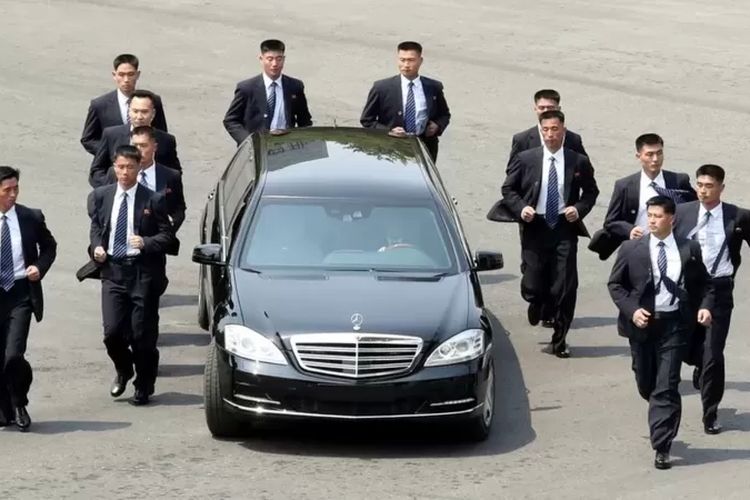 Kim Jong Un menggunakan mobil mewah dan menyukai merek Mercedes-Benz S-Class.