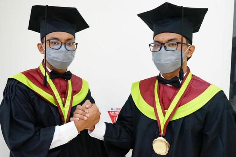 Dua mahasiswa kembar identik dari Fakultas Kedokteran Universitas Muhammadiyah (UM) Surabaya Mohammad Hasan dan Mohammad Husin.