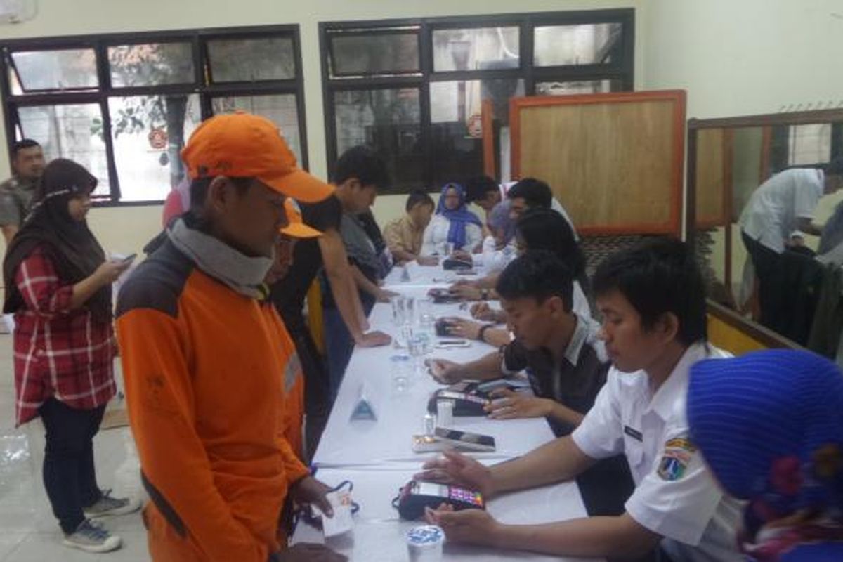 Anggota PPSU manfaatkan operasi daging murah yang diadakan pemerintah di Kecamatan Palmerah, Jakarta Barat, Rabu (7/12/2016)