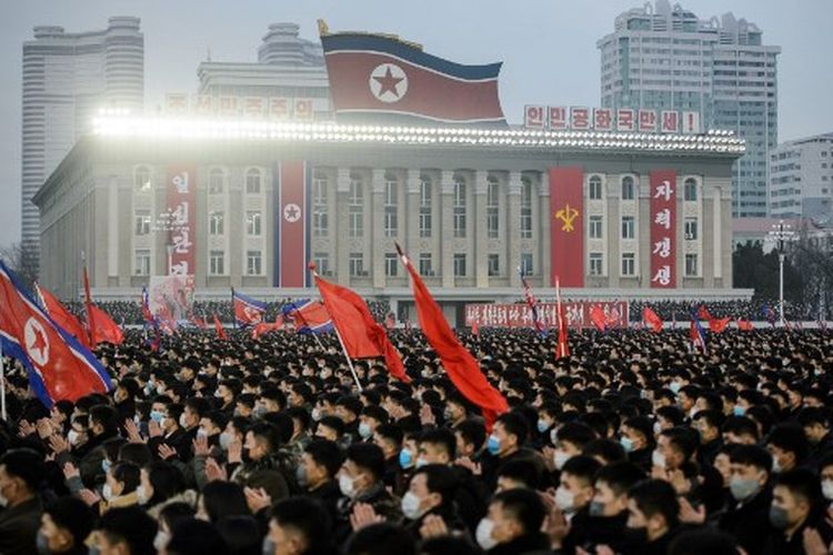 Dalam gambar yang diambil pada 5 Januari 2022, orang-orang ikut serta dalam kampanye melaksanakan keputusan Rapat Pleno ke-4 Komite Sentral ke-8 Partai Buruh Korea, di Lapangan Kim Il Sung di Pyongyang.