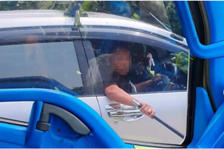 Tangkapan layar video bernarasi pengemudi mobil mengacungkan pistol dan tongkat kepada sopir truk di Tol Cipali.