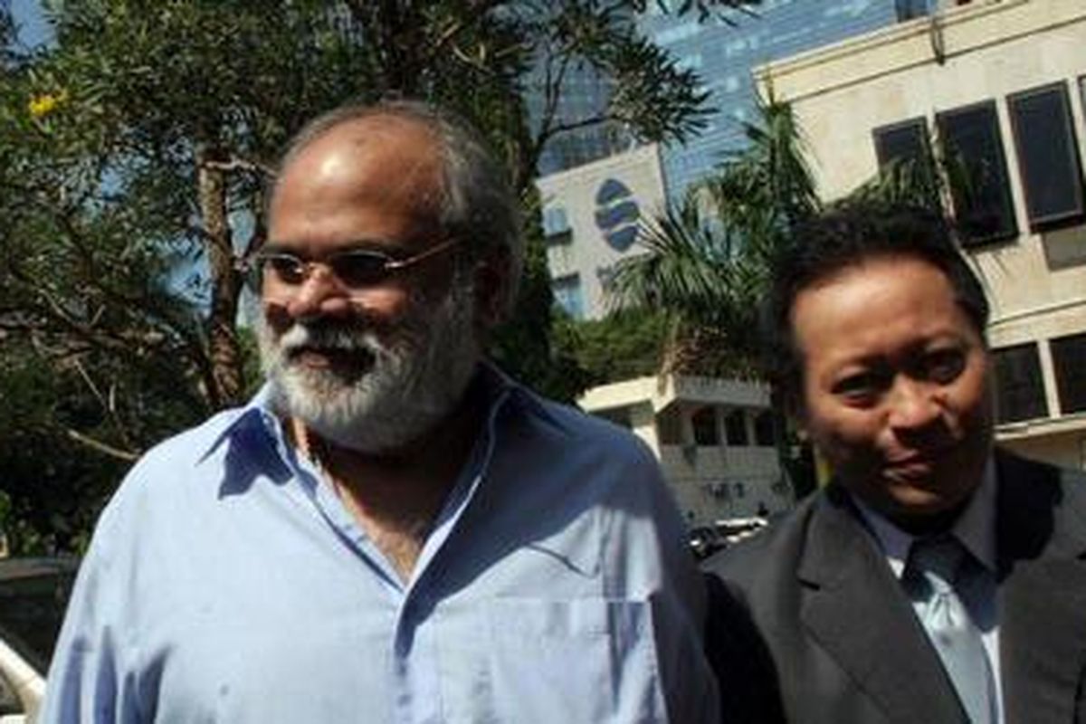 Tokoh Spritual, Anand Krishna (kiri) didampingi sejumlah pengacaranya memenuhi panggilan penyidik Polda Metro Jaya. Senin (5/4/2010), Anand diperiksa sebagai tersangka, terkait dugaan pelecehan seksual terhadap mantan muridnya, Tara Pradipta Laksmi (19) dan Sumidah.