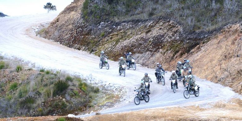 Presiden Joko Widodo beserta rombongan menuruni jalan Trans Papua yang masih dalam tahap pengerjaan, Rabu (10/5/2017).