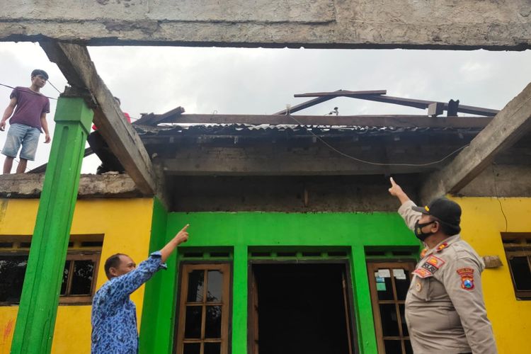 Caption: Salah satu rumah di Kecamatan Singosari mengalami kerusakan akibat tersapu angin kencang disertai hujan lebat, Senin (17/1/2022) lalu.