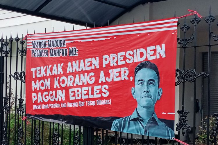 Spanduk berisi narasi penolakan terhadap cawapres nomor urut 2, Gibran Rakabuming Raka berada di Jalan Kaliurang, Kota Malang, Jawa Timur.