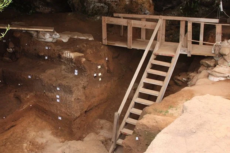 Temuan tulang belulang di Gua Contrabandiers, Maroko, menjadi bukti manusia sudah membuat pakaian atau baju sejak 120.000 tahun lalu.