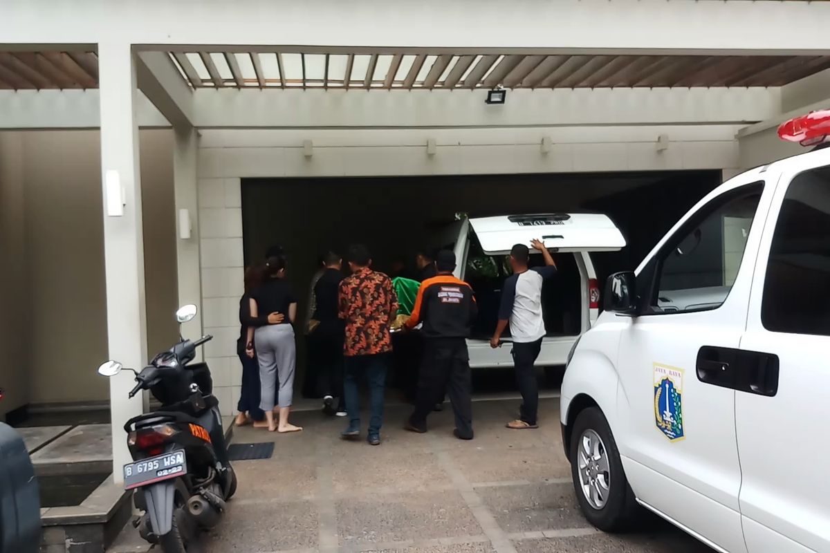 Suasana saat jenazah suami penyanyi Bunga Citra Lestari atau BCL, Ashraf saat tiba di kediaman di kawasan Pejaten Barat, Jakarta Selatan, Selasa (18/2/2020).