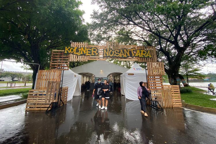 Suasana pengunjung di TMII jelang pergantian tahun baru 2023, pada Sabtu (31/12/2022)..