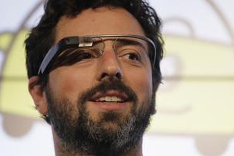 Pendiri Google Sergey Brin memakai kacamata pintar Google Glass