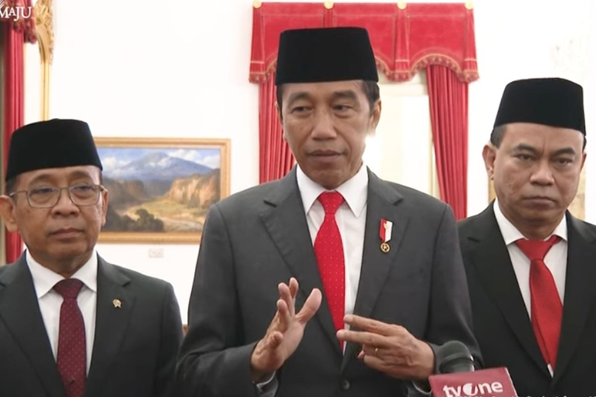 Presiden Joko Widodo saat memberikan keterangan pers bersama Mensesneg Pratikno dan Menkominfo Budi Arie Setiadi di Istana Negara, Senin (17/7/2023).