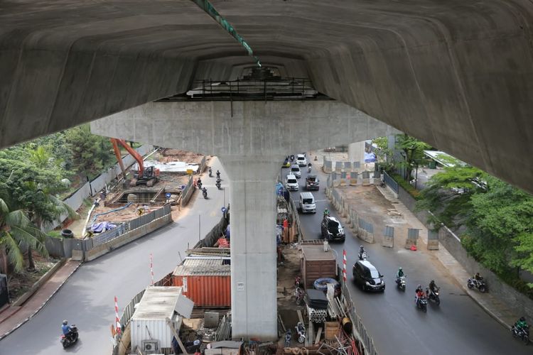 Pelaksanaan pekerjaan tol ini lebih kompleks dibanding Tol Layang Jakarta-Cikampek karena harus menyesuaikan dengan kondisi lalu lintas yang padat dan prinsip kehati-hatian.
