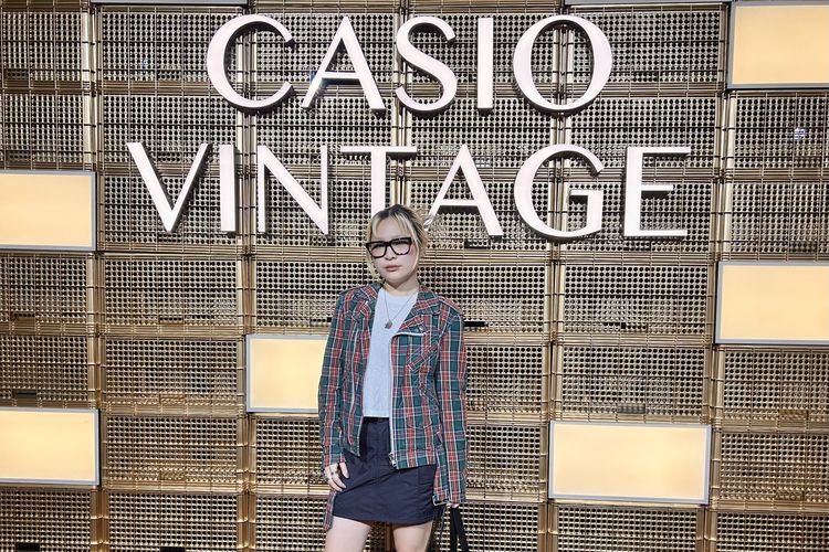 Penampilan influencer fashion dan lifestyle Lystia Novilda dalam acara CASIO VINTAGE “Back in Time, Ahead in Style” di Bangkok, Thailand, Jumat (21/11/2025).