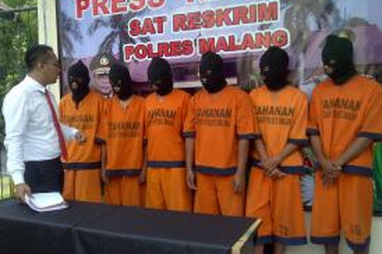Enam pelaku pemerkosaan yang ditangkap polisi di Malang. Satu pelaku masih DPO. Senin (20/4/2015).