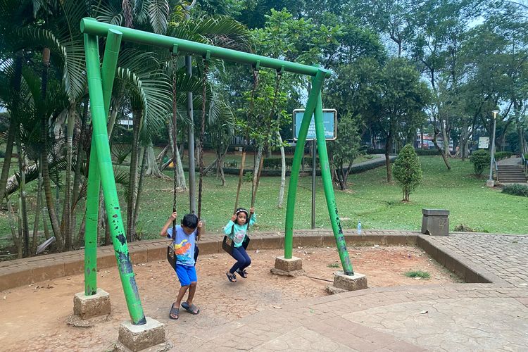 Pengunjung anak sedang bermain ayunan di Taman Spathodea, Jagakarsa, Jakarta Selatan, Minggu (10/9/2023). 