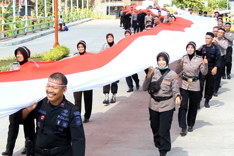 Polisi Arak Bendara Merah Putih Sepanjang 250 Meter