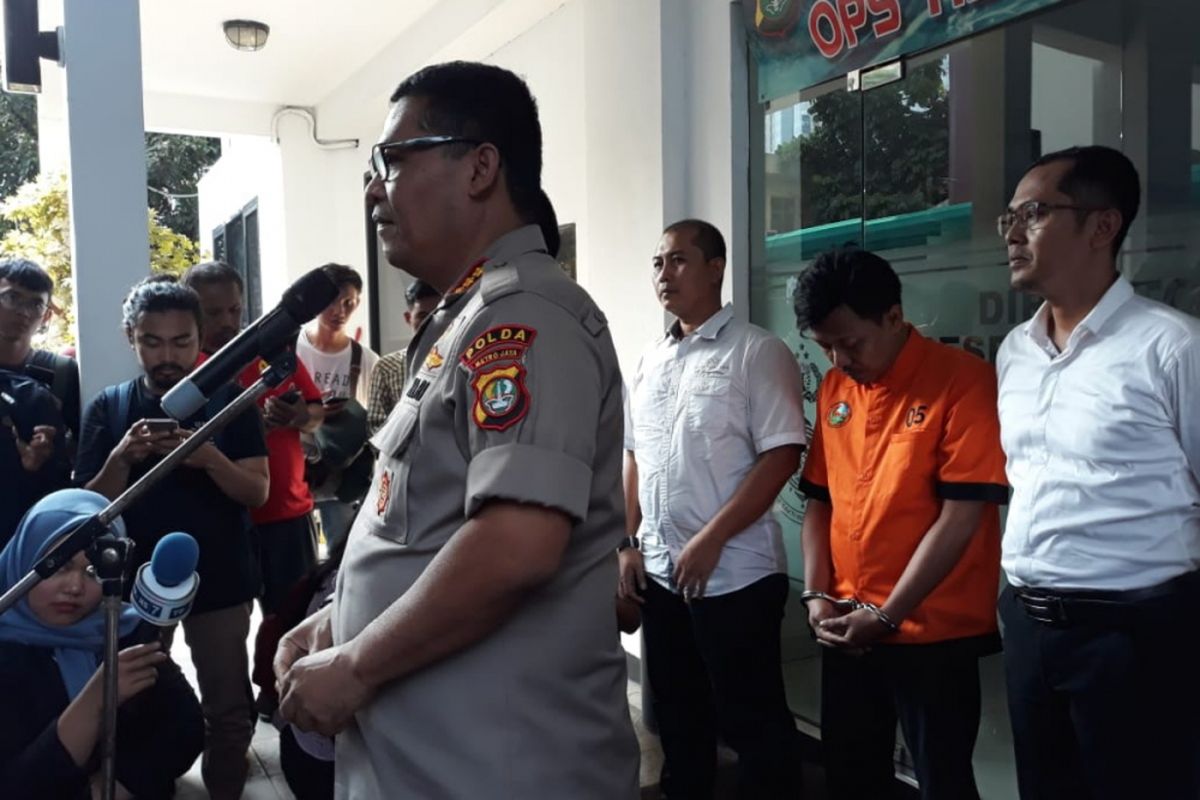 Mudy Taylor, yang mengenakan kemeja oranye, menunduk sementara Kabid Humas Polda Metro Jaya, Argo Yuwono, memberi penjelasan tentang kasus narkotikanya di Ditresnarkoba Polda Metro Jaya, Jakarta Pusat, Senin (24/9/2018).