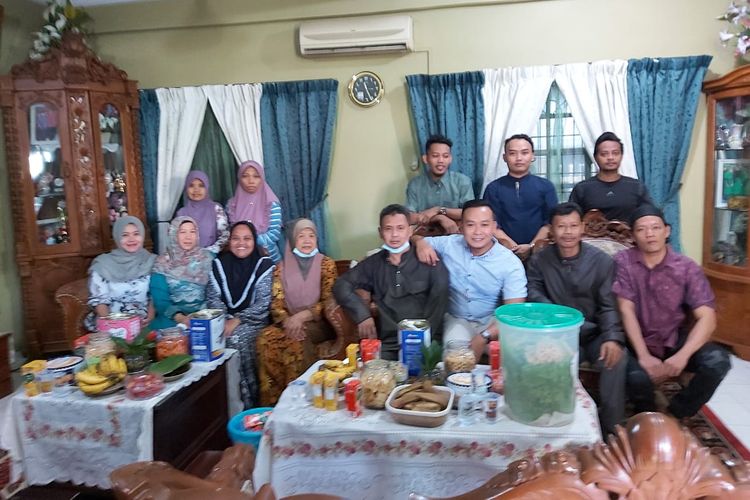 Pelatih fisik Sabah FA, Sofie Imam Faizal  merayakan Hari Raya Idul Fitri bersama orang Indonesia yang berada di Malaysia.