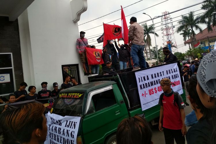 Puluhan warga Karawang menyuarakan penolakan izin tambang berkedok pariwisata di depan Kantor Pemkab Karawang, Rabu (14/2/2018).
