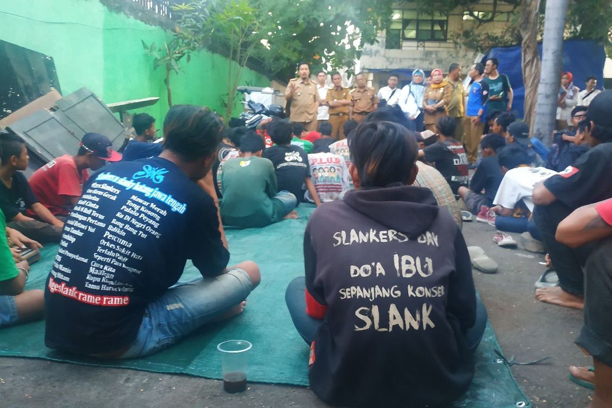 Sebanyak 64 fans grup band Slank terlunta-lunta di kantor Dinas Sosial (Dinsos) Kota Bekasi, Senin (21/10/2019). Mereka kehabisan ongkos pulang setelah menyaksikan band kesayangan mereka beraksi di konser Musik untuk Republik, konser merayakan pelantikan presiden dan wakil presiden RI 2019-2024 di Buperta Cibubur, Jakarta Timur, Minggu (20/10/2019). 