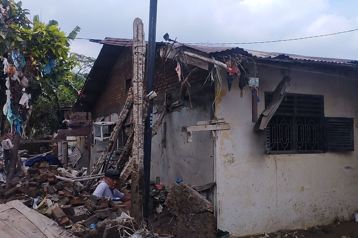 Salah satu rumah warga yang porak-poranda pasca banjir di Gang Bersama, Jalan Luku, Kelurahan Kwala Bekala, Kecamatan Medan Johor, Kota Medan, Sumatera Utara, Selasa (2/12/2025).