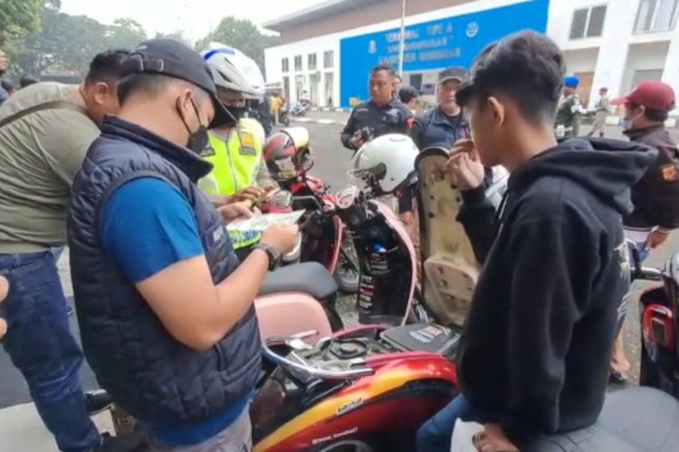 Tim Gabungan Polres Kuningan, Dinas Perhubungan, Satpol-PP Kabupaten Kuningan Jawa Barat melakukan razia parkir liar di beberapa titik lokasi tongkrongan Sunmory Kabupaten Kuningan pada Minggu pagi (29/1/2023). Tim gabungan mengamankan 15 motor bodong