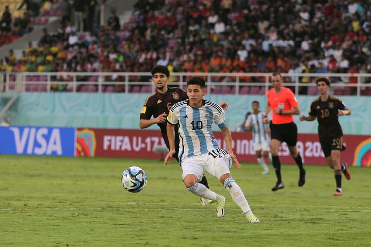 Pemain timnas U17 Argentina, Claudio Echeverri, mencoba menggiring bola dalam laga semifinal Piala Dunia U17 2023 melawan timnas U17 Jerman. Laga Argentina vs Jerman tersebut digelar di Stadion Manahan, Solo, pada Selasa (28/11/2023) sore WIB. Terkini, Echeverri dikabarkan bakal gabung Manchester City.