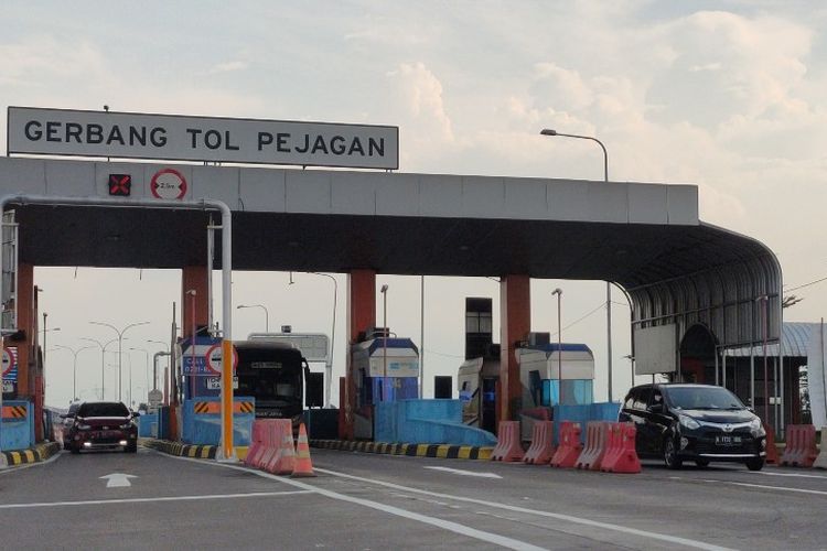Kendaraan dari arah Jakarta keluar melewati Gerbang Tol Pejagan, Brebes, Jawa Tengah, Jumat (29/4/2022) sore. Sempat dilakukan sistem buka tutup exit tol Pejagan karena adanya penumpukan kendaraan di jalur selatan Brebes arah Banyumas. 