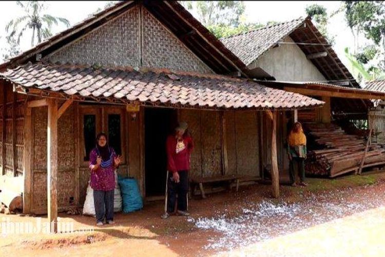 Situasi terkini lokasi jatuh balon udara di rumah warga Pacitan, tepatnya rumah Sumarmin, di Desa Tahunan, Kecamatan Tegalombo, Kabupaten Pacitan, Rabu (1/5/2024) (Tribun Jatim/Pramita Kusumaningrum)