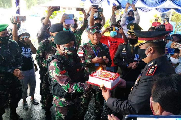 Kapolres Mimika AKBP I Gusti Gde Era Adhinta ketika menerima kue ulang tahun dari seorang prajurit TNI yang dibawa Danrem Merauke, Rabu (1/7/2020).