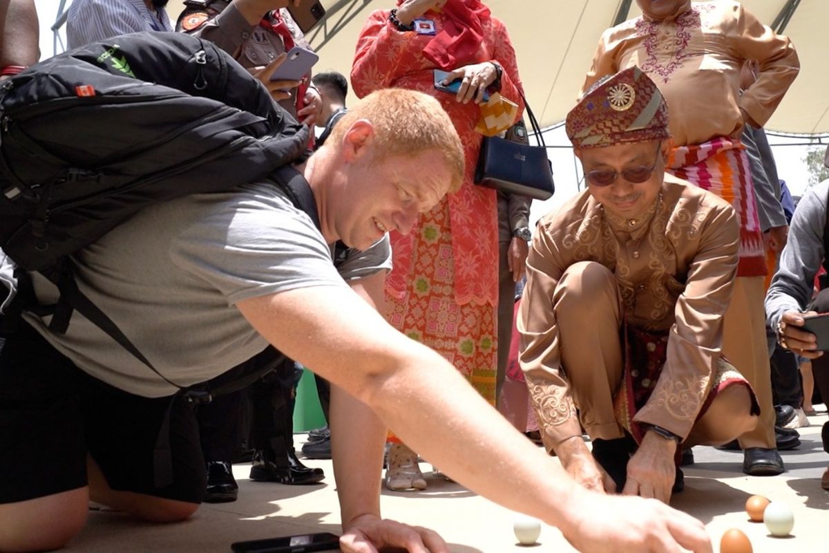 Pesona Kulminasi Matahari 2022 kian semarak dengan berbagai hiburan dan kesenian yang disuguhkan di Tugu Khatulistiwa, Pontianak, Kalimantan Barat (Kalbar) Rabu (21/9/2022). Mulai dari tari-tarian, lagu akustik Melayu, fashion show, edukasi tentang terjadinya kulminasi hingga mendirikan telur.