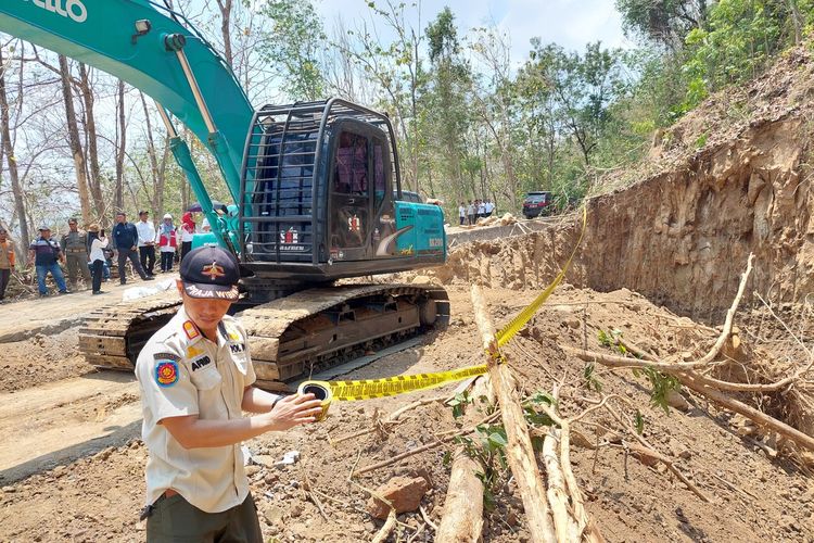 Petugas saat memasang garis dilarang masuk di salah satu lokasi aktivitas penambangan ilegal di wilayah Kapanewon Prambanan, Sleman. (Foto dokumentasi Humas Pemkab Sleman)