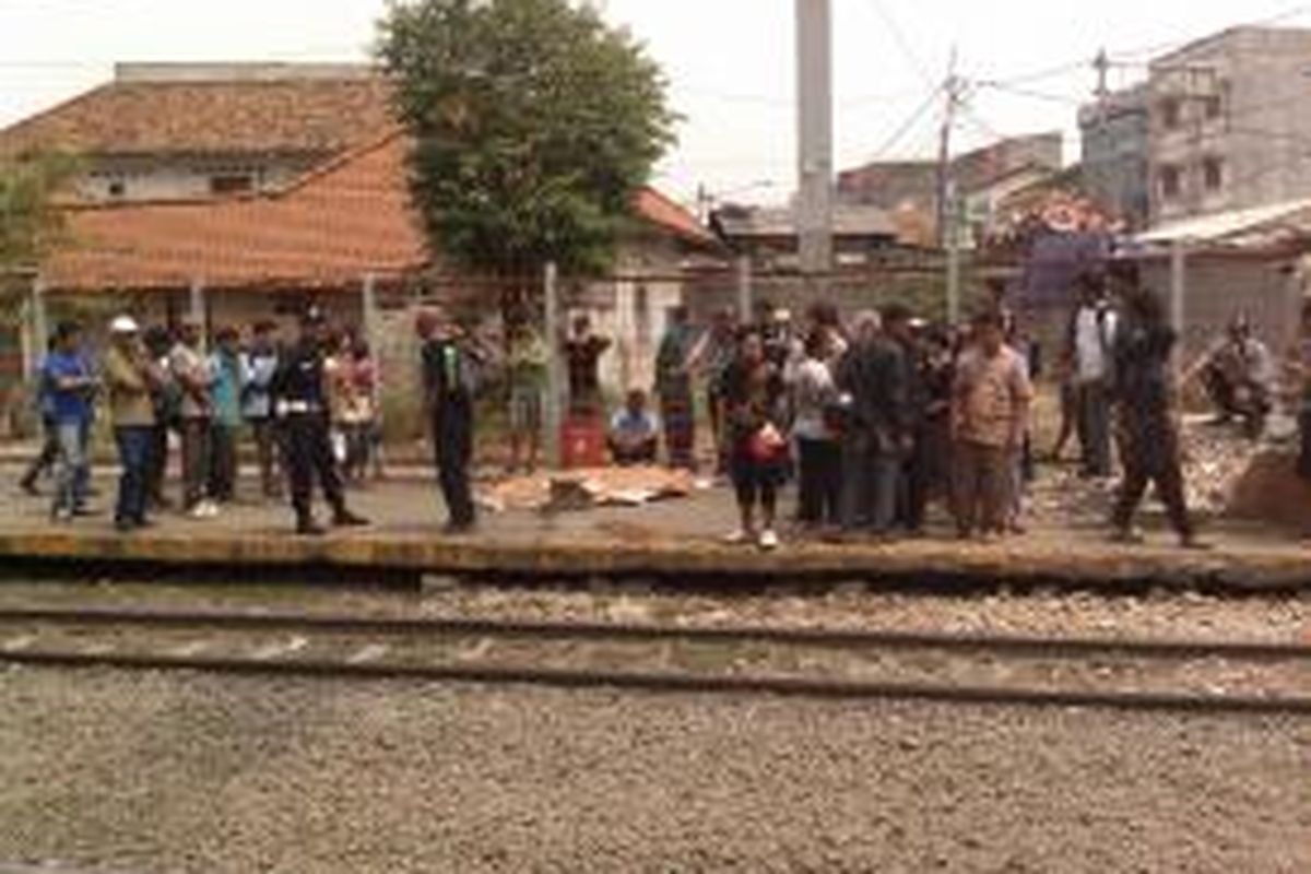 Wanita tertabrak kereta KA 1124 di pintu perlintasan kereta api Kebayoran. Korban langsung tewas seketika di tempat, Jakarta, Kamis (29/8/2013).