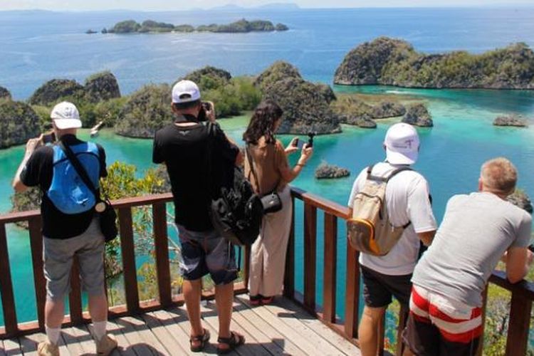 Peserta media famtrip dari Perancis yang diundang Kementerian Pariwisata di Pianemo, Kabupaten Raja Ampat, Papua Barat, Kamis (5/5/2016). Untuk melihat panorama bahari ini, wisatawan harus menaiki 320 anak tangga, sebelum akhirnya rasa capek terbayar begitu melihat keindahan Pianemo dari atas bukit.