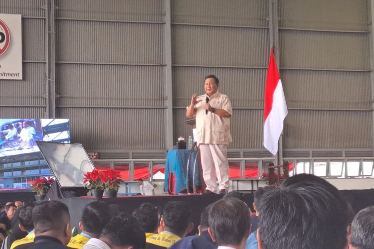 Menteri Pertahanan (Menhan) Prabowo Subianto saat berpidato di hanggar PT Dirgantara Indonesia, Bandung, Jawa Barat, Kamis (15/6/2023). 